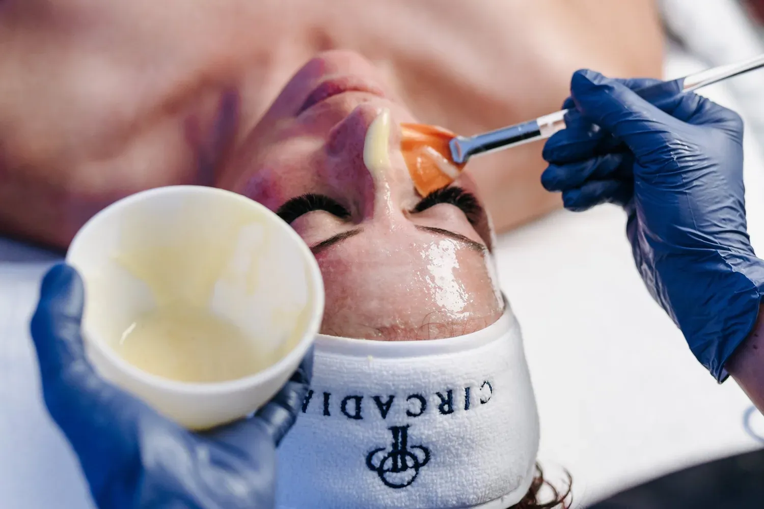Auftragen der Circadia Firming Peptide Maske