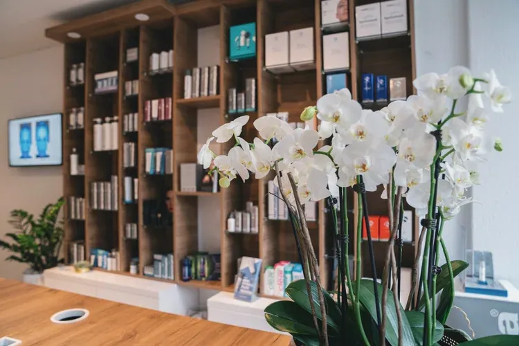 Produktregal mit Orchideen im Institut